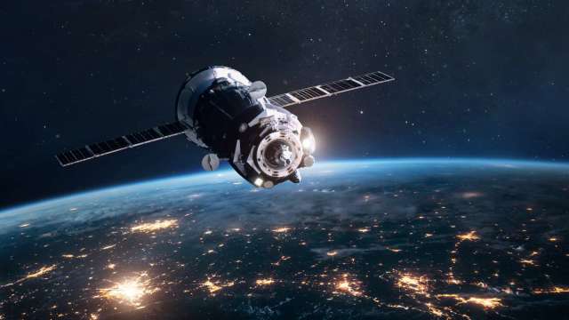 擬修法全面開放衛星？學者籲強化通訊韌性的同時宜配套。(圖：shutterstock)