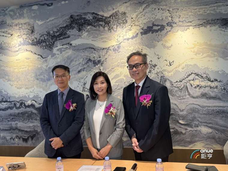 中信銀行個人金融執行長楊淑惠(中)、私人銀行處處長楊子宏(右)、財富管理經營處處長謝宗權(左)。(鉅亨網記者陳于晴 攝)