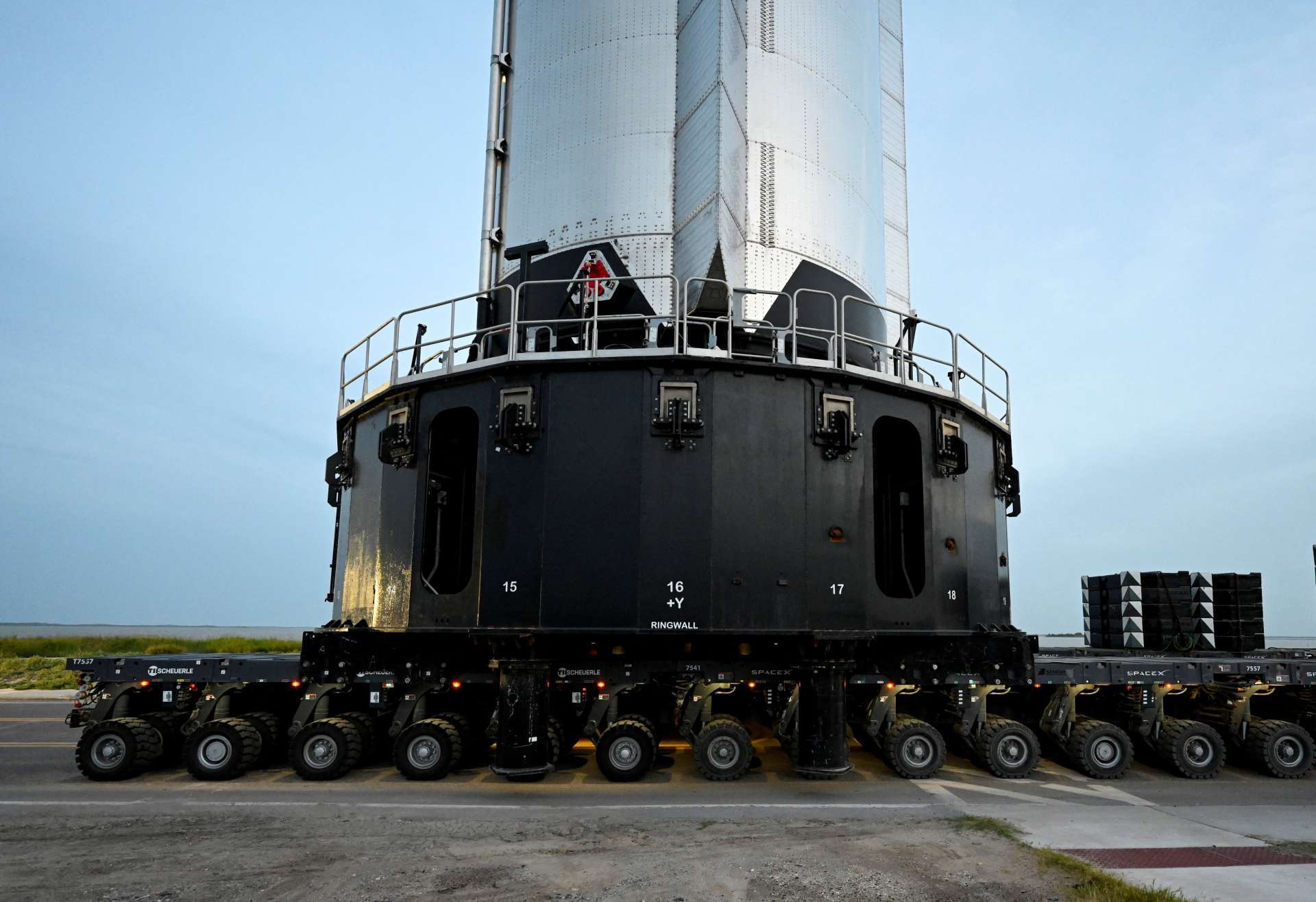 美國德州Starbase，SpaceX將Super Heavy v3助推器（Booster 20）自生產設施運往發射台，為Starship第13次試飛做準備。Reuters/TPG
