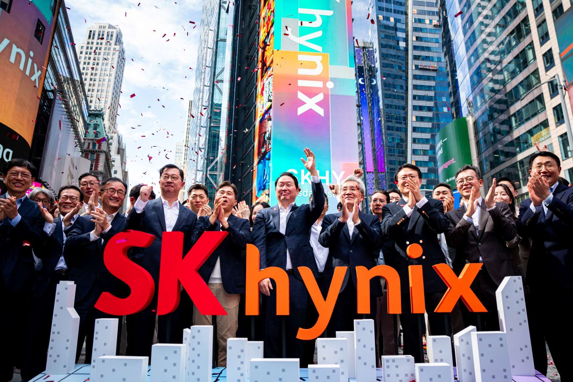 SK海力士高層2026年7月10日在美國紐約那斯達克交易所出席公司ADR上市敲鐘儀式。Reuters/TPG