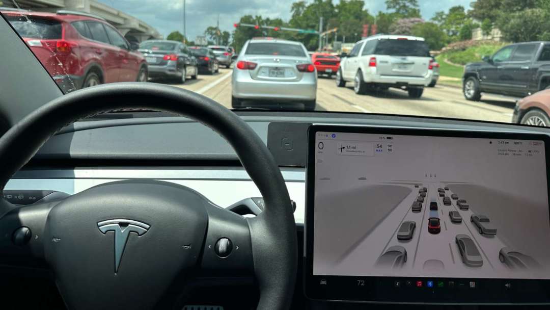 テスラFSDが「個人化」へ！ マスク氏：運転習慣を学習し、HOV車線の誤判定を解決