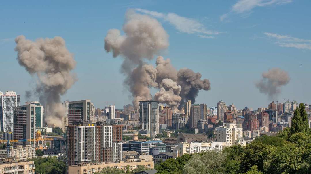 キーウ市が開戦以来最大規模の弾道ミサイル攻撃を受ける　1人死亡、17人負傷