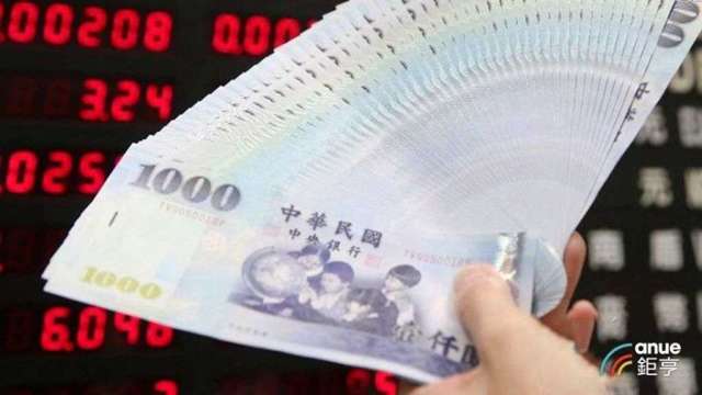 台股多空激戰之際資金漏水 盤中續貶1.4角。(鉅亨網資料照)