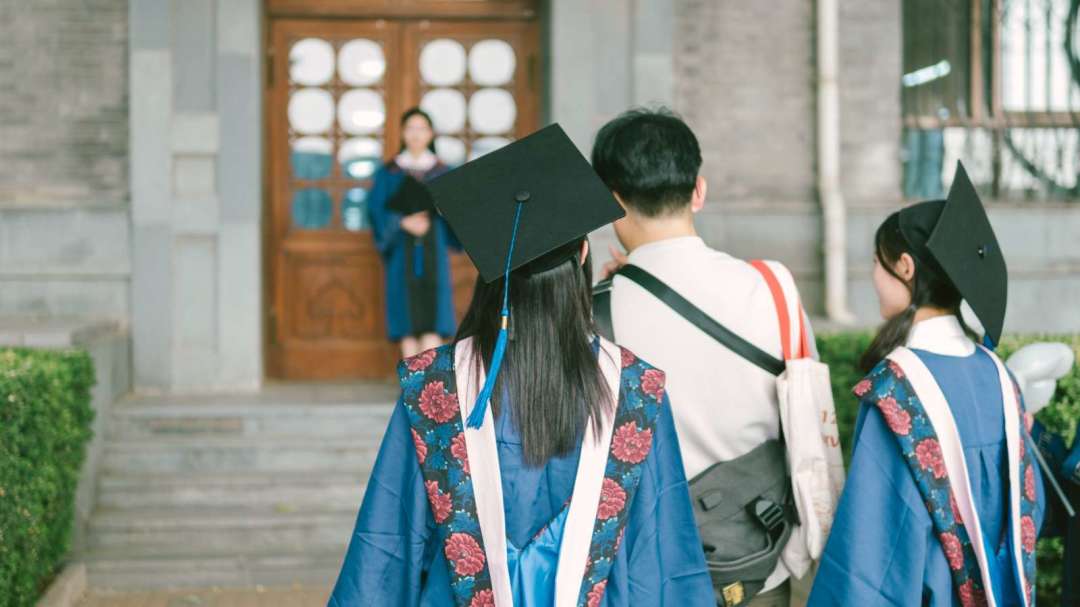 China's Unemployment Rate for Ages 16-24 Drops to 14.9%, Declining for Third Consecutive Month