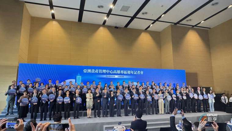 亞資中心高雄專區周年記者會，各家金融機構董總親自出席，場面盛大。(鉅亨網記者陳于晴 攝)