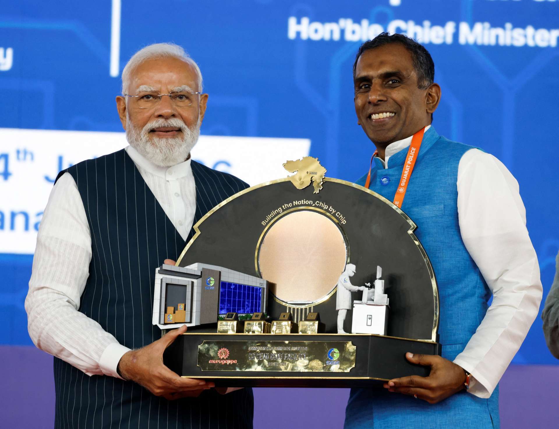 印度總理莫迪（Narendra Modi，右）出席CG Semi位於印度Sanand的半導體委外封裝與測試（OSAT）工廠啟用典禮。印度正透過大規模投資發展半導體產業，目標降低全球供應鏈對台灣晶片生產的依賴。Reuters/TPG