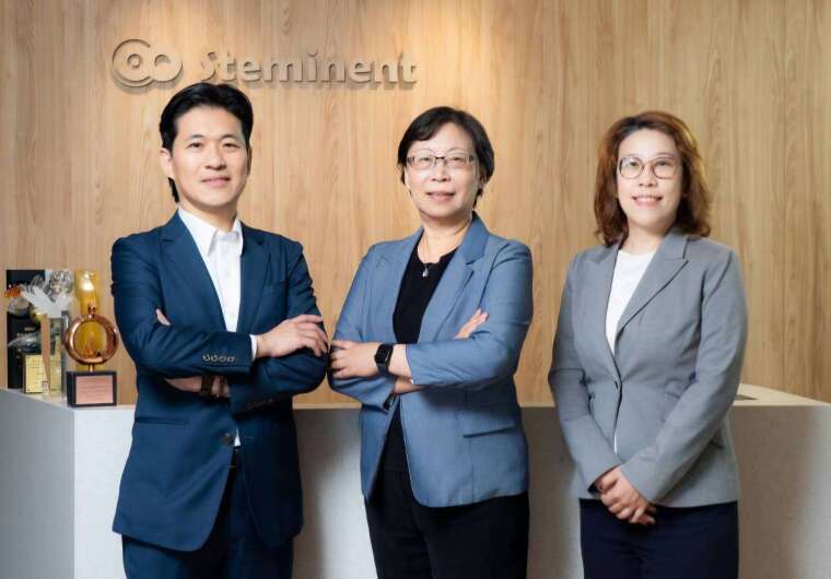 圖說: 左起.仲恩生醫總經理柯景懷. 董事長王玲美. 財務長羅憶枝