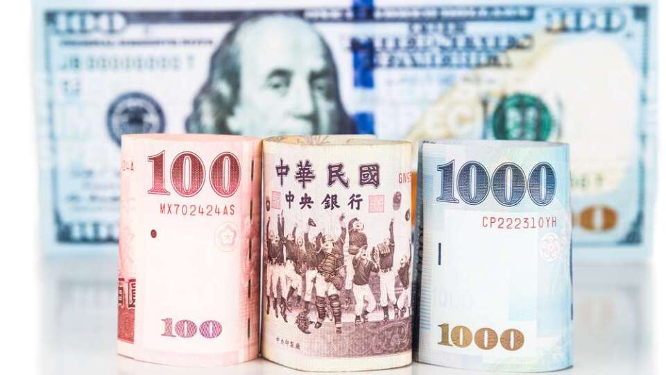 〈台幣〉一度突破32.5元、午後に劇的な下落から反発し32.366元で終了