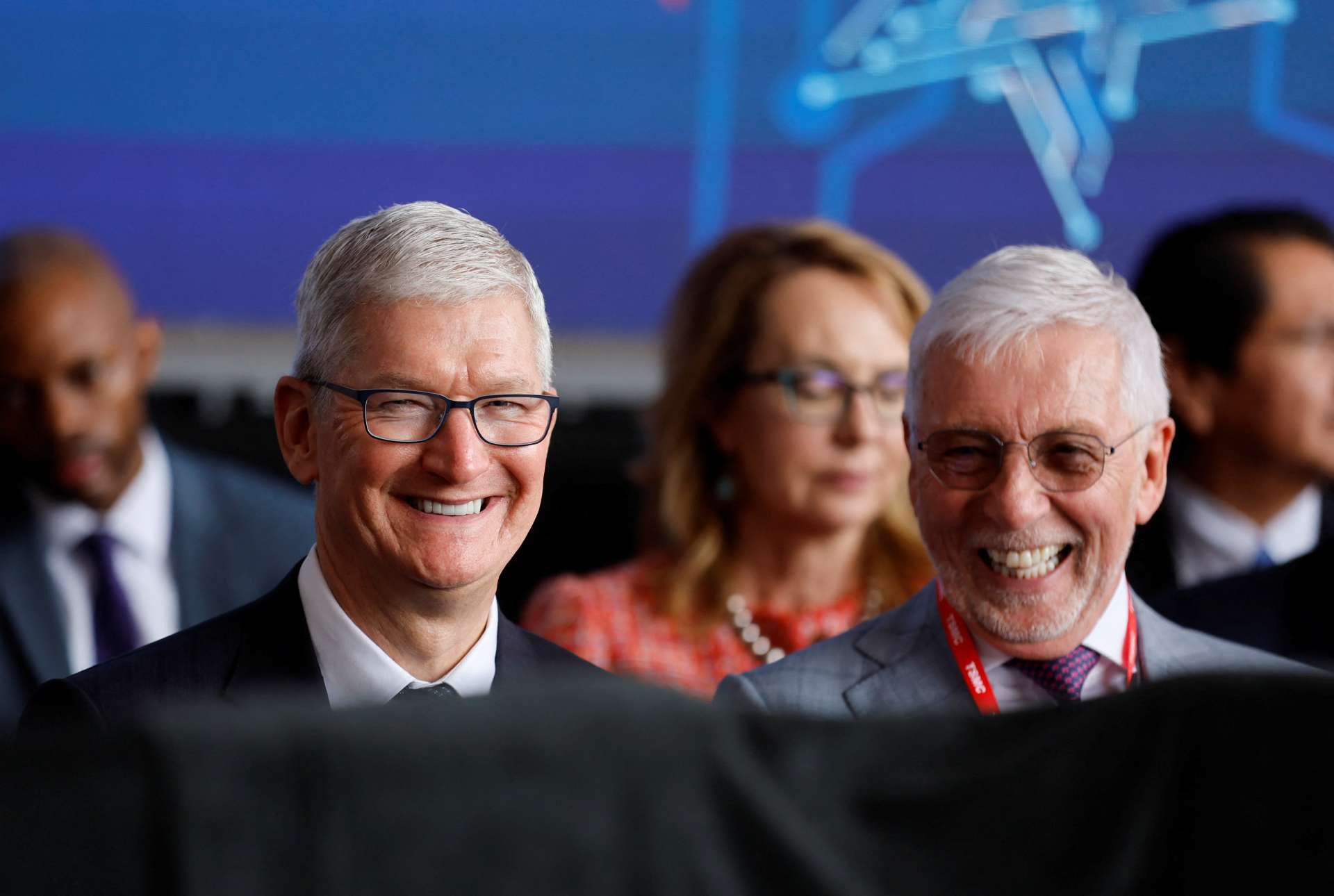 蘋果Apple(AAPL-US)執行長Tim Cook(左)與台積電(2330-TW)董事Sir Peter Bonfield,於2022年12月6日在美國亞利桑那州鳳凰城出席台積電Arizona第一座晶圓廠(Fab 1,P1A)典禮。Reuters/TPG