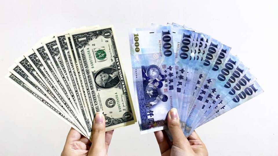〈台幣〉股匯不同調！重貶1.46角守住32.5元關卡 高低價差近3角