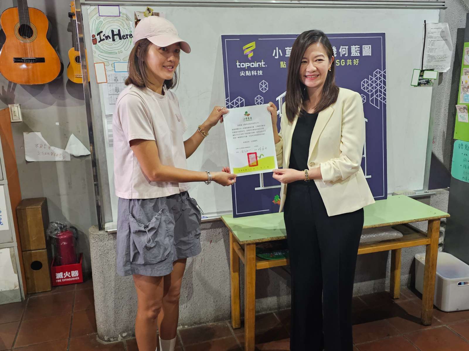 尖點攜手企業夥伴支持三峽小草書屋重建計畫，右爲尖點總經理林若萍。(圖：尖點提供)
