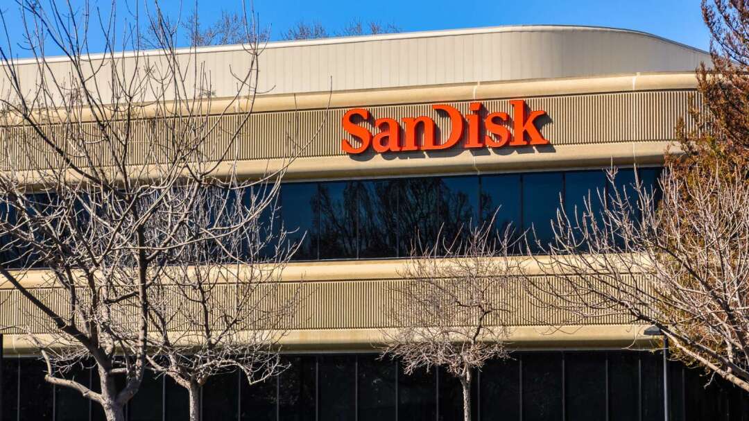 華爾街不信AI紅利能持久？SanDisk、美光估值跌至科技股谷底 6倍本益比引兩派論戰