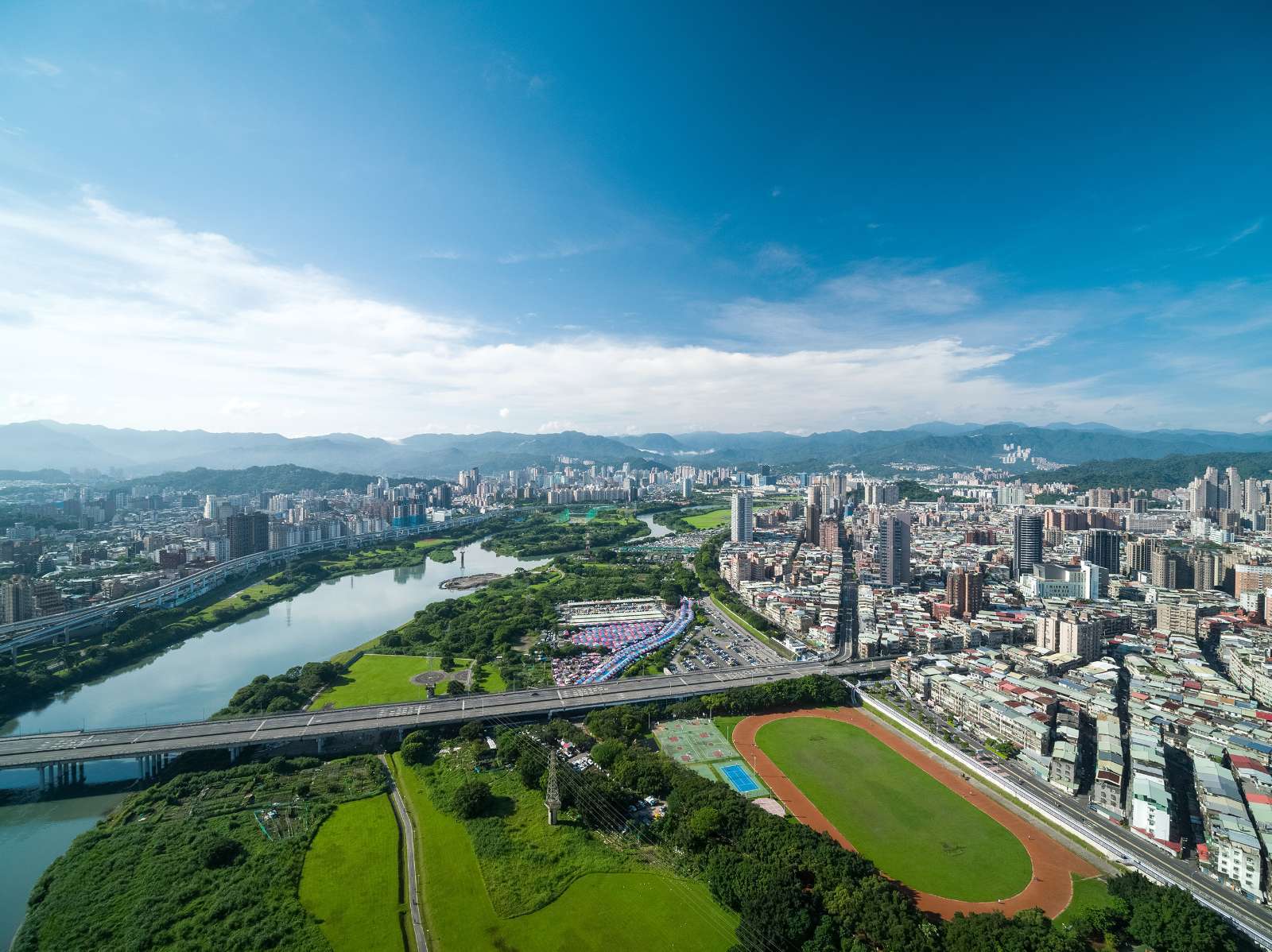 「秀朗橋北側重劃區」建置三條計劃道路，可連結成功路、景平路、環河東路系統、新北環快等，快捷暢行大台北。