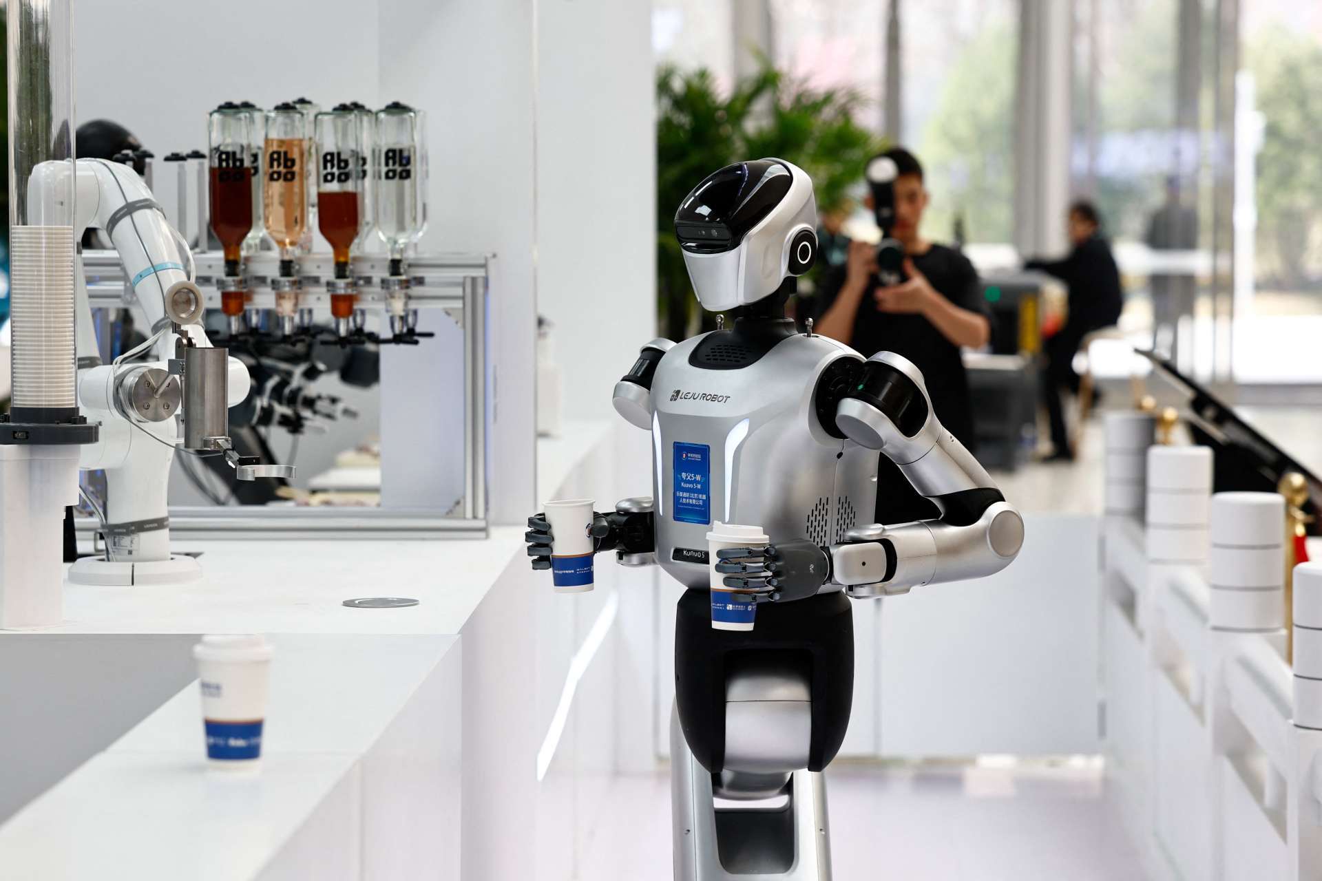 樂聚機器人(Leju Robotics)旗下Kuavo-5W人形機器人於模擬咖啡廳場景中拿取咖啡杯。Reuters/TPG