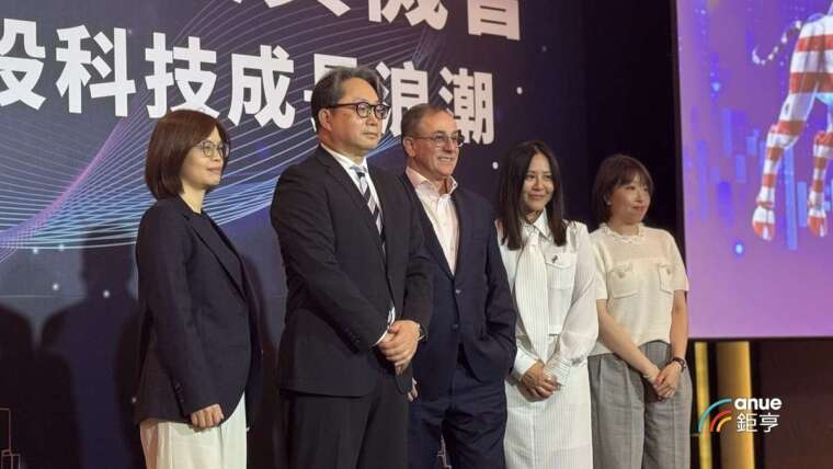《鉅亨網》今 (11) 日舉辦「布局核心投資機會 掌握美股科技成長浪潮」論壇，左 2 為元大投信董事長劉宗聖。(鉅亨網記者陳于晴 攝)