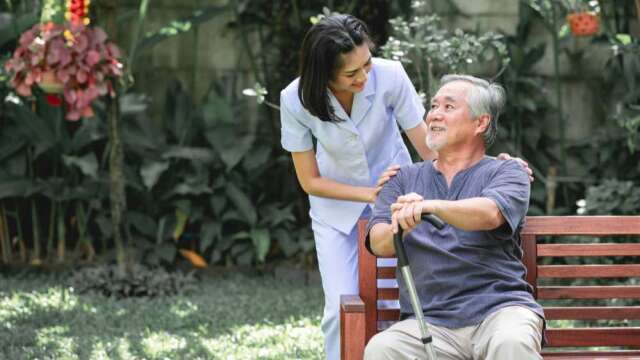 80歲以上每5人就1人失智!安達人壽推「憶路相伴」終身險 確診輕度給付保額5%不中斷。(圖: shutterstock)