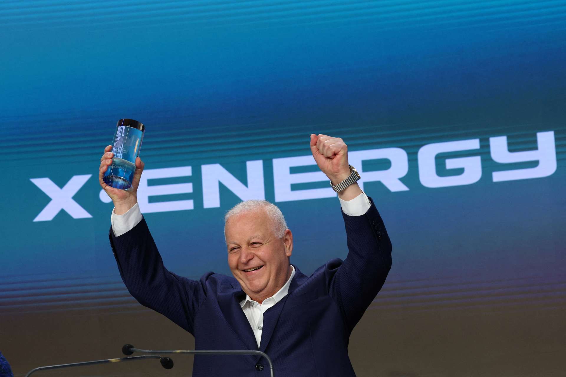 獲亞馬遜支持的核反應爐開發商X-Energy創辦人暨董事長Kam Ghaffarian博士,2026年4月24日在美國紐約那斯達克市場敲響開市鐘。Reuters/TPG