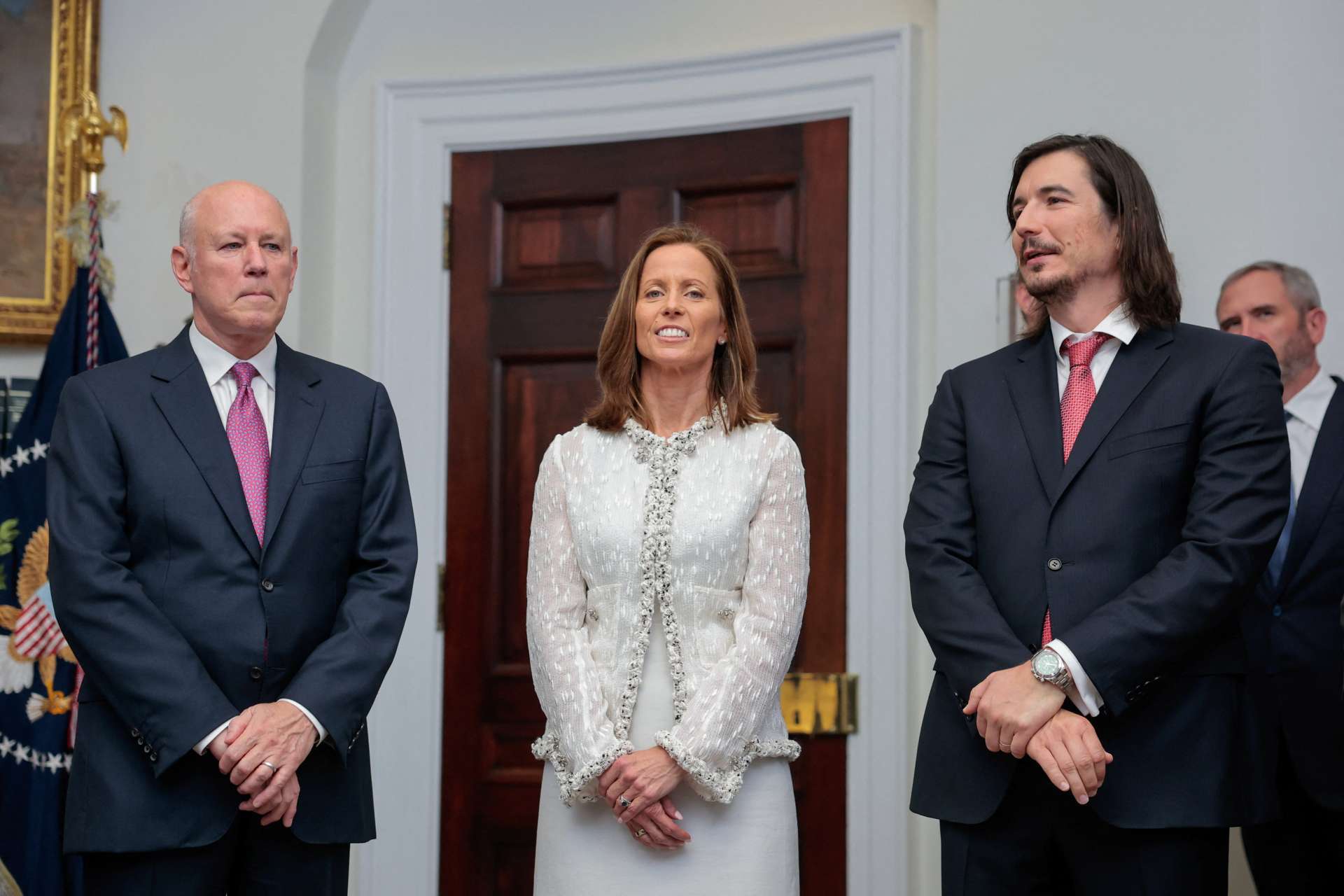 洲際交易所(ICE)執行長Jeffrey C. Sprecher(左)、那斯達克執行長Adena Friedman(中)及Robinhood Markets(HOOD-US)共同創辦人暨執行長Vlad Tenev(右),出席美國總統川普與加密貨幣產業高層在白宮羅斯福廳舉行的會議。Reuters/TPG