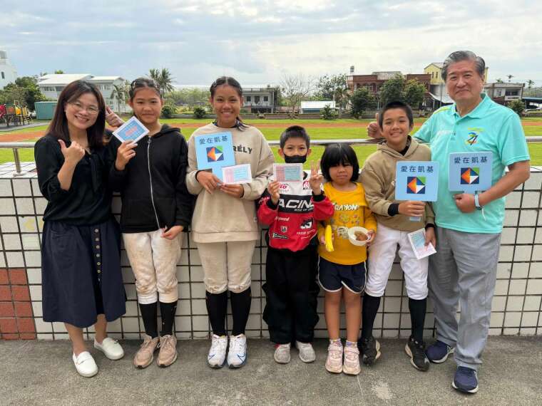 圖說：凱基慈善基金會執行長曾錦隆(右一)親訪偏鄉小學，關心學童營養及生活，期許孩子健康成長茁壯。