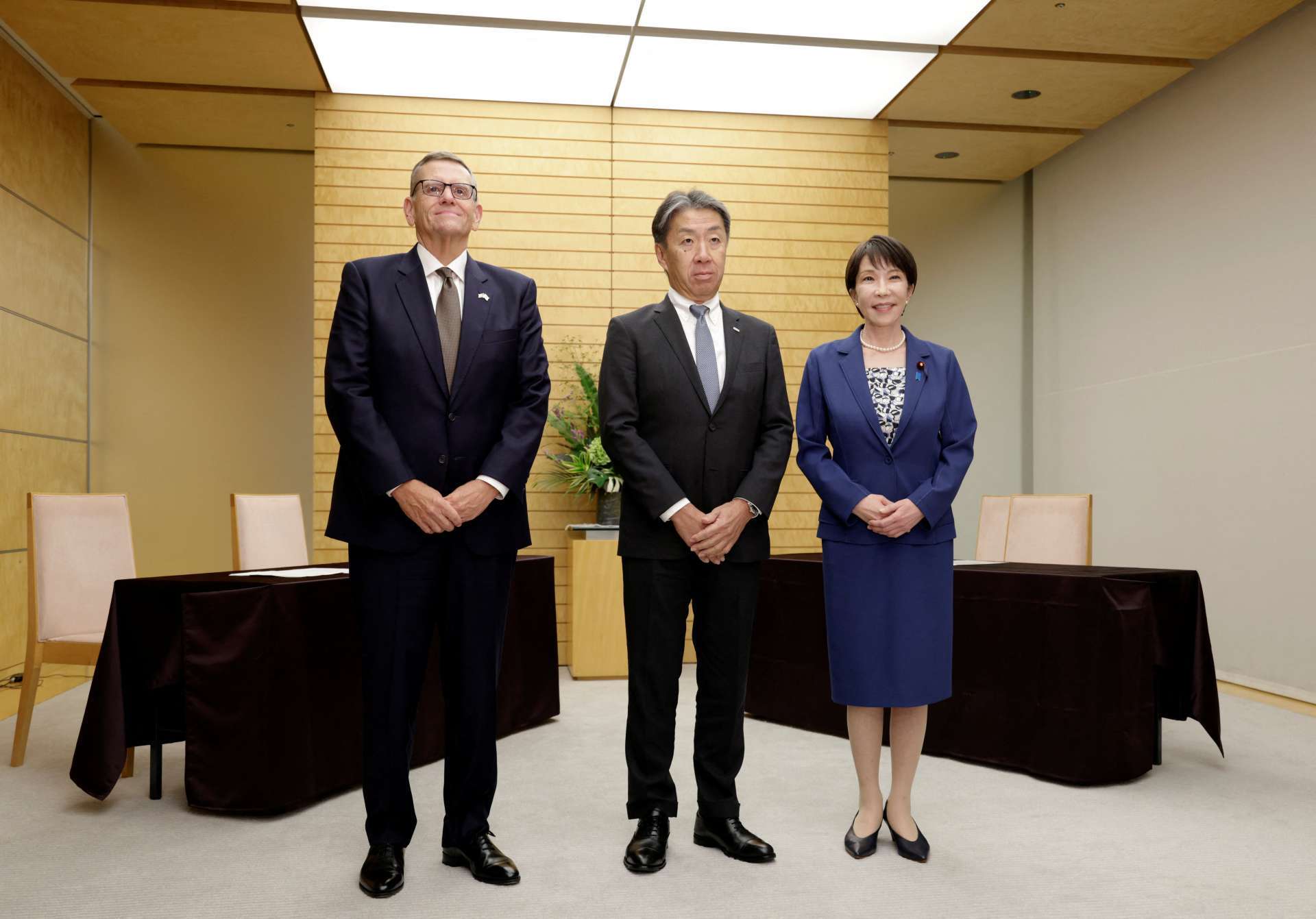 日本首相高市早苗（中）27日在东京首相官邸，与铠侠Kioxia执行长太田博夫及SanDisk执行长David Goeckeler会面前合影。铠侠计划与生产合作伙伴SanDisk共同投资超过1兆日圆，在岩手县北上市的北上工厂兴建记忆体新厂。Reuters/TPG