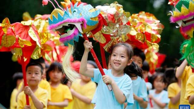 中国人口出生率再次回落 新生男孩仍比女孩多