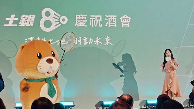 土銀80周年攜手羽球隊50載 發表全新吉祥物「撥比」開創新局。（鉅亨網記者張韶雯攝）