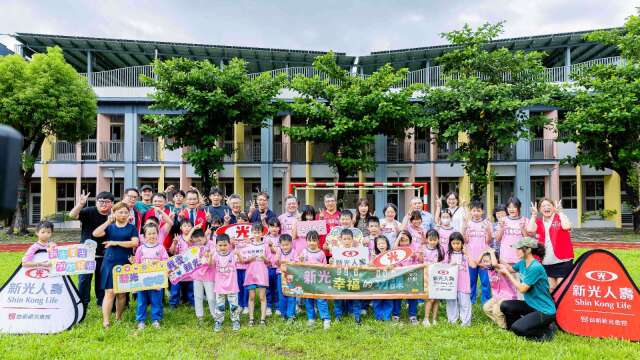新光人寿「幸福的功课」助偏乡学童探索未来 黄敏义总经理将幸福传回母校关庙新光国小