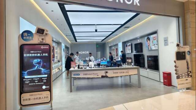 中国手机品牌一夜涨价千元 门市客流量静悄悄