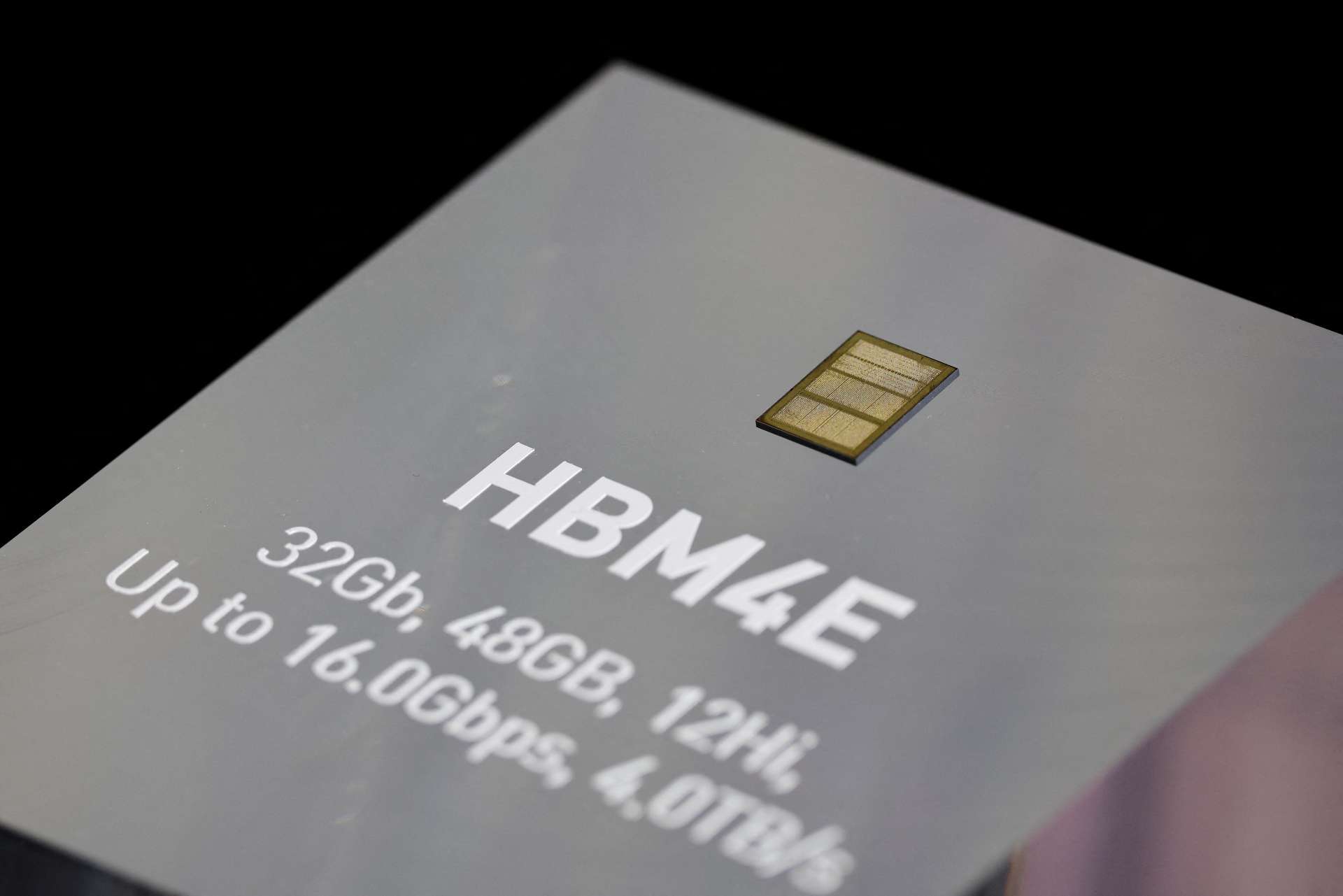 SK海力士SK Hynix(000660-KR)展示新一代HBM4E高頻寬記憶體晶片。Reuters/TPG