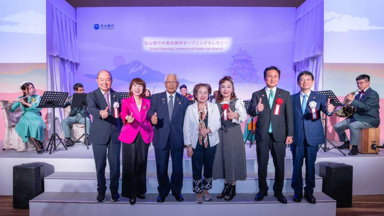 玉山創辦人黃永仁（左）、日本關西臺商協會會長中西美姬（左二）、玉山金控董事長黃男州（右）、眾議院議員岩谷良平（右二）、日本大阪台灣同鄉會會長謝美香（右三）出席玉山大阪出張所開業晚宴，展現台日雙方友好情誼。（圖／玉山金控提供）