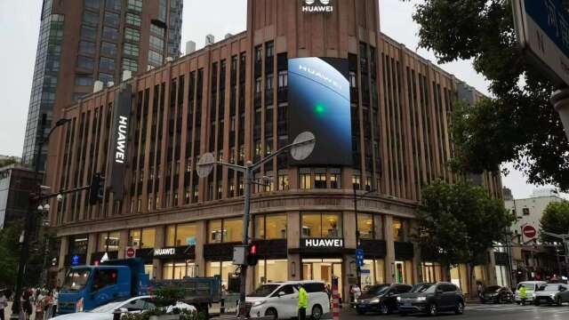 华为发表Mate XT 2三折叠机 黄牛代抢 要买家先交手机号码
