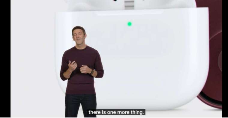 特纳斯以贾伯斯经典的「One more thing」揭晓iPhone Duo (图：翻摄苹果YT)
