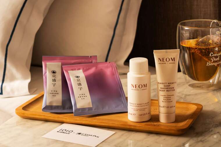 入住贈英國皇室御用有機香氛品牌NEOM「Oh Mg！舒緩恬睡雙件組」乙組，以薰衣草、洋甘菊與廣藿香香氣，開啟夜間放鬆體驗。圖／板橋凱撒大飯店提供