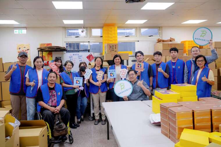 圖說：凱基志工協助庇護工廠製作並包裝中秋禮盒，並定期定額購買以支持身心障礙者就業。