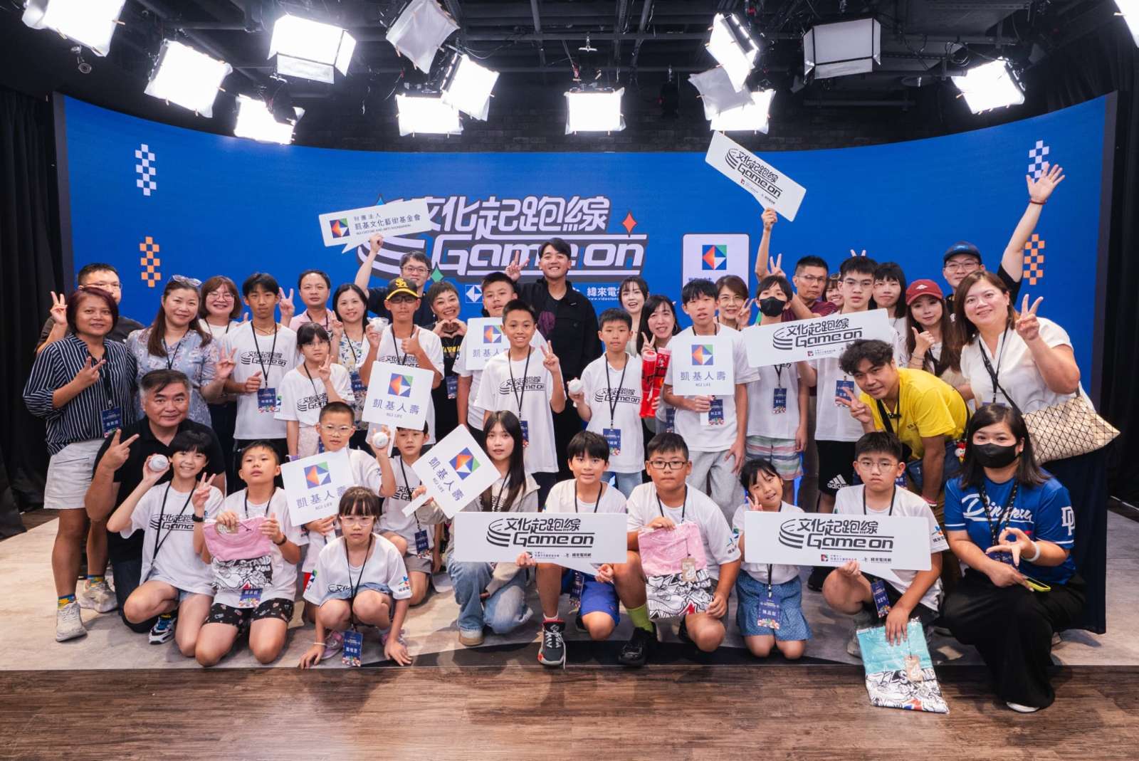 凱基人壽「小小主播體驗營」帶領學童體驗體育賽事直播工作，並邀請味全龍球員拿莫·伊漾近距離互動交流，培育下一代。(圖/凱基人壽提供)