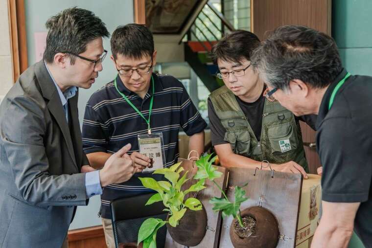 图说:元樟生技向台大生农学院教授们说明SeepPlug 新型介质特点。