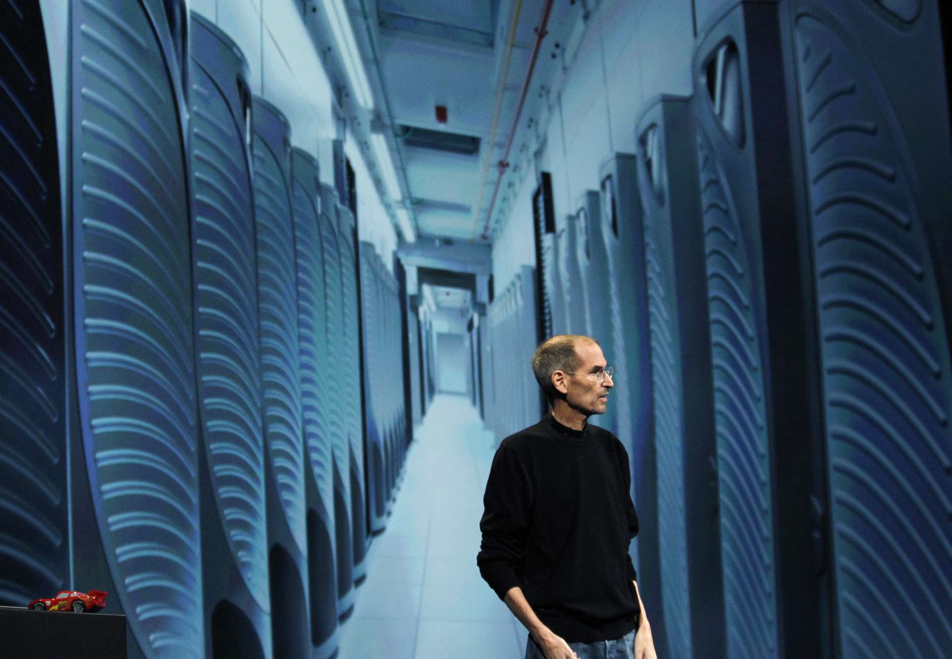 苹果Apple(AAPL-US)时任执行长Steve Jobs于2011年6月6日在美国加州旧金山举行的苹果全球开发者大会（WWDC）上介绍iCloud服务，背后萤幕展示位于北卡罗来纳州Maiden的伺服器资料中心。Reuters/TPG