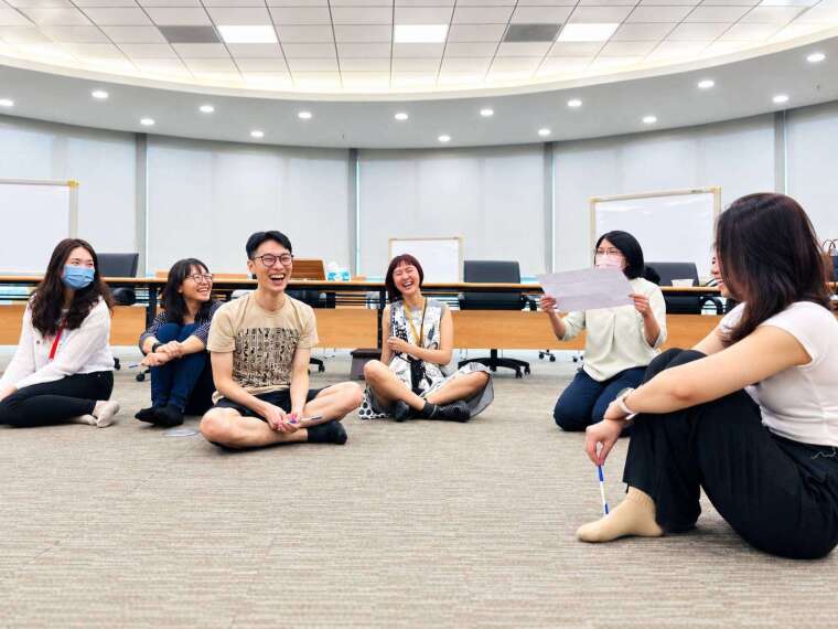 参与者分享对职场环境的看法，在交流中释放压力，感受轻松愉快的互动氛围。(图：裕融提供)