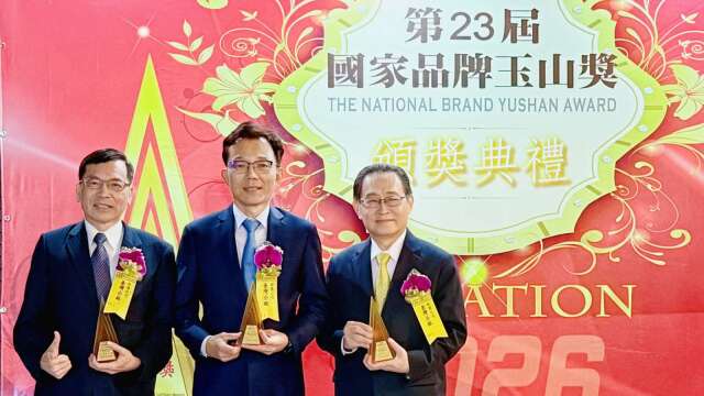 灣企銀勇奪24項國家品牌玉山獎，由總經理李國忠(中)、副總經理曾國樑(右)及副總經理林文芳(左)代表領獎。（圖：臺企銀提供）