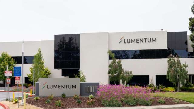 欧洲光通讯大展开幕！Lumentum携手高通康宁秀D2D互连  瞄准AI横向扩展架构  开盘涨超3％