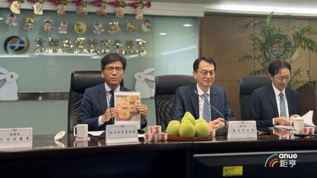 〈金管会中秋记者会〉彭金隆端传统「月光饼」应景贺节 揭示五大政务蓝图