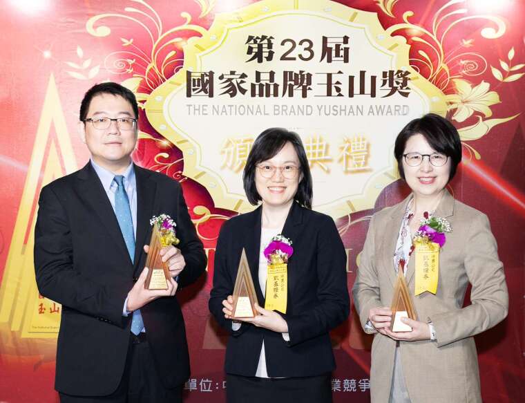 凱基證券、凱基期貨勇奪國家品牌玉山獎三項大獎，由凱基證券大經紀營運管理處主管劉靜梅(中)、投資產品與服務部主管王亭斐(右)及凱基期貨總經理王敦仁代表領獎。