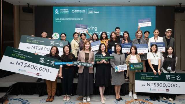 第四屆「渣打女力創業獎」名次揭曉，評審團與 10 組決審入圍企業合影，回應不同社會需求的實踐力。（圖：渣打提供）