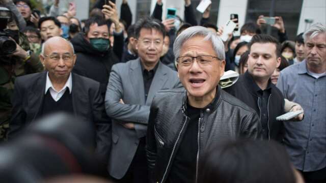黄仁勋Q3巨星般高调曝光 助攻辉达单季狂飙17% 狠甩标普500