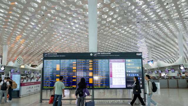 〈走进中国〉有人想离开 有人等着进 空姐下跪事件背后职场围城
