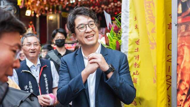 蔡康永现身沈伯洋竞总成立大会 大陆车厂深夜急切割