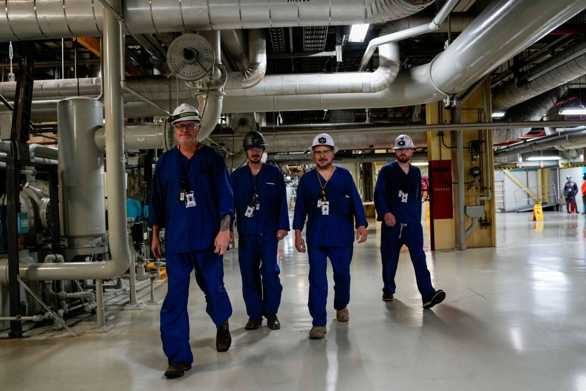 2025年6月25日，Constellation Energy(CEG-US)工作人员在美国宾州Londonderry Township的前三哩岛(Three Mile Island)核电厂内。Reuters/TPG