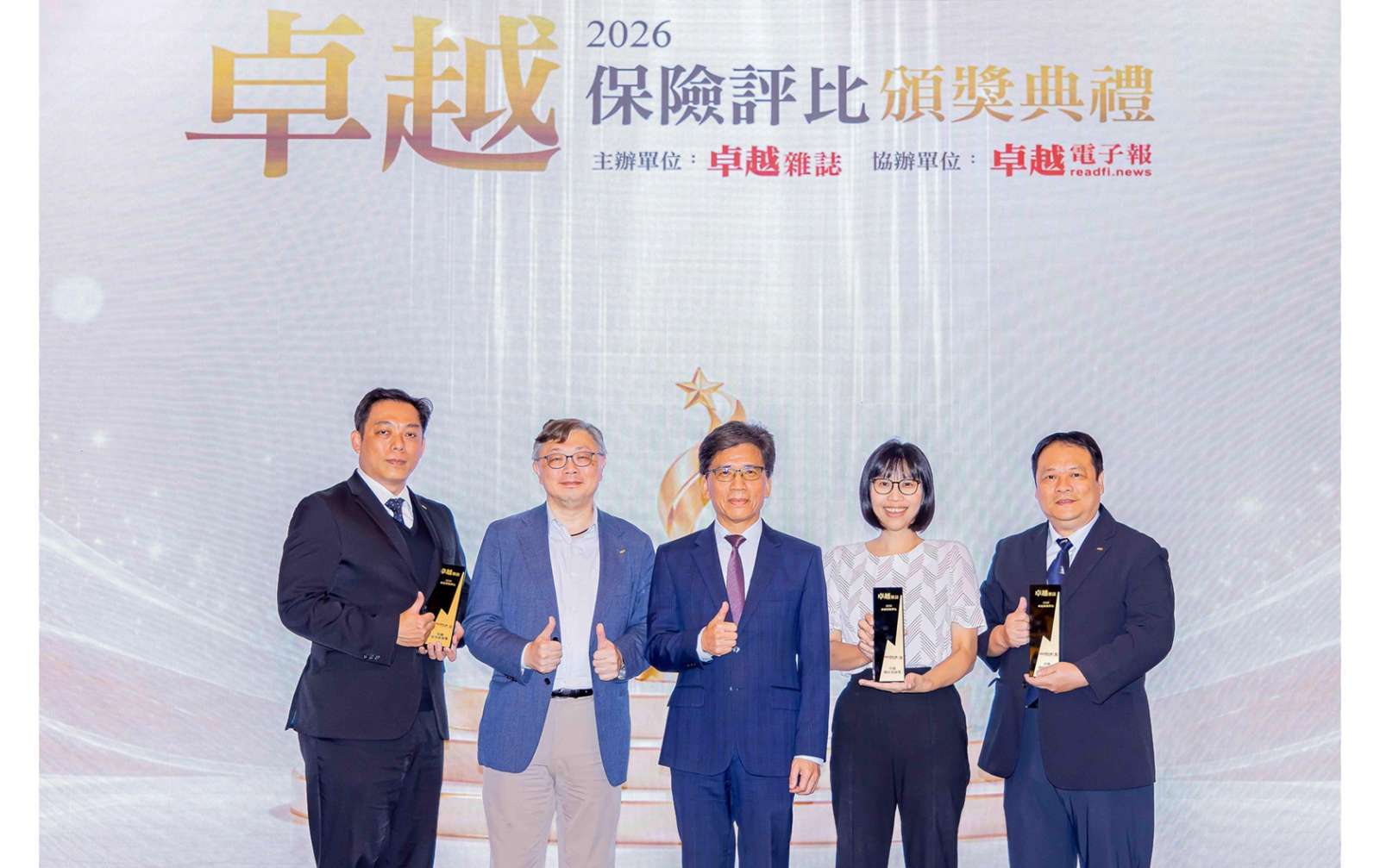 新光人壽奪「卓越保險評比」三項大獎，由金管會主委彭金隆(中)頒獎，新光人壽資深副總廖晨旭（左二）率領團隊代表領獎。(圖／新光人壽)