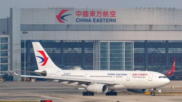 东航空姐下跪事件延烧 乘客是上市公司董事长？万年青制药回应