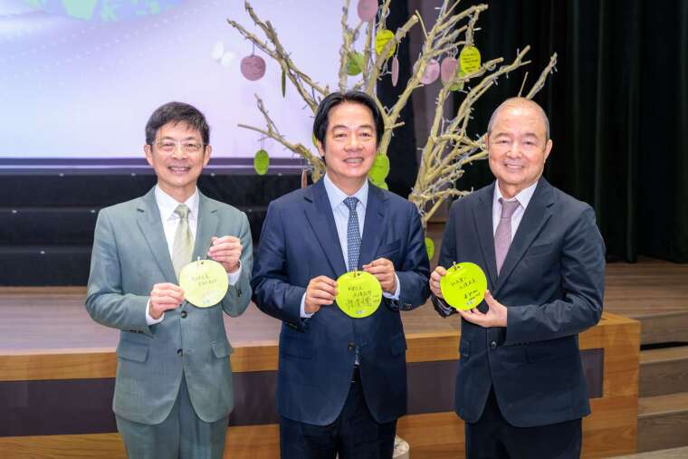 賴清德總統（中）於「玉山ESG永續倡議行動」現場親筆寫下「希望之光，永續台灣」祈福卡，並與玉山金控創辦人黃永仁（右）、董事長黃男州（左）合影留念。（圖／玉山金控提供）
